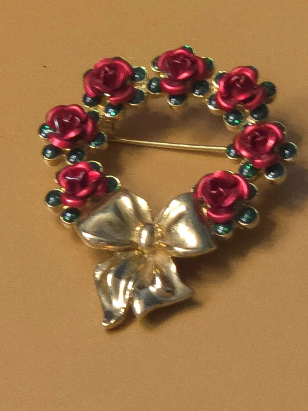 Avon Gold-tone Wreath Brooch with Red Rose Accents / Slivet Flower Brooch